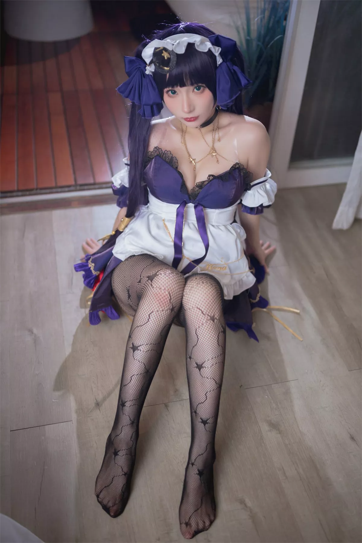 网络美女是三不是世w原神莫娜女仆主题性感低胸女仆装配黑丝网袜诱惑写真55P