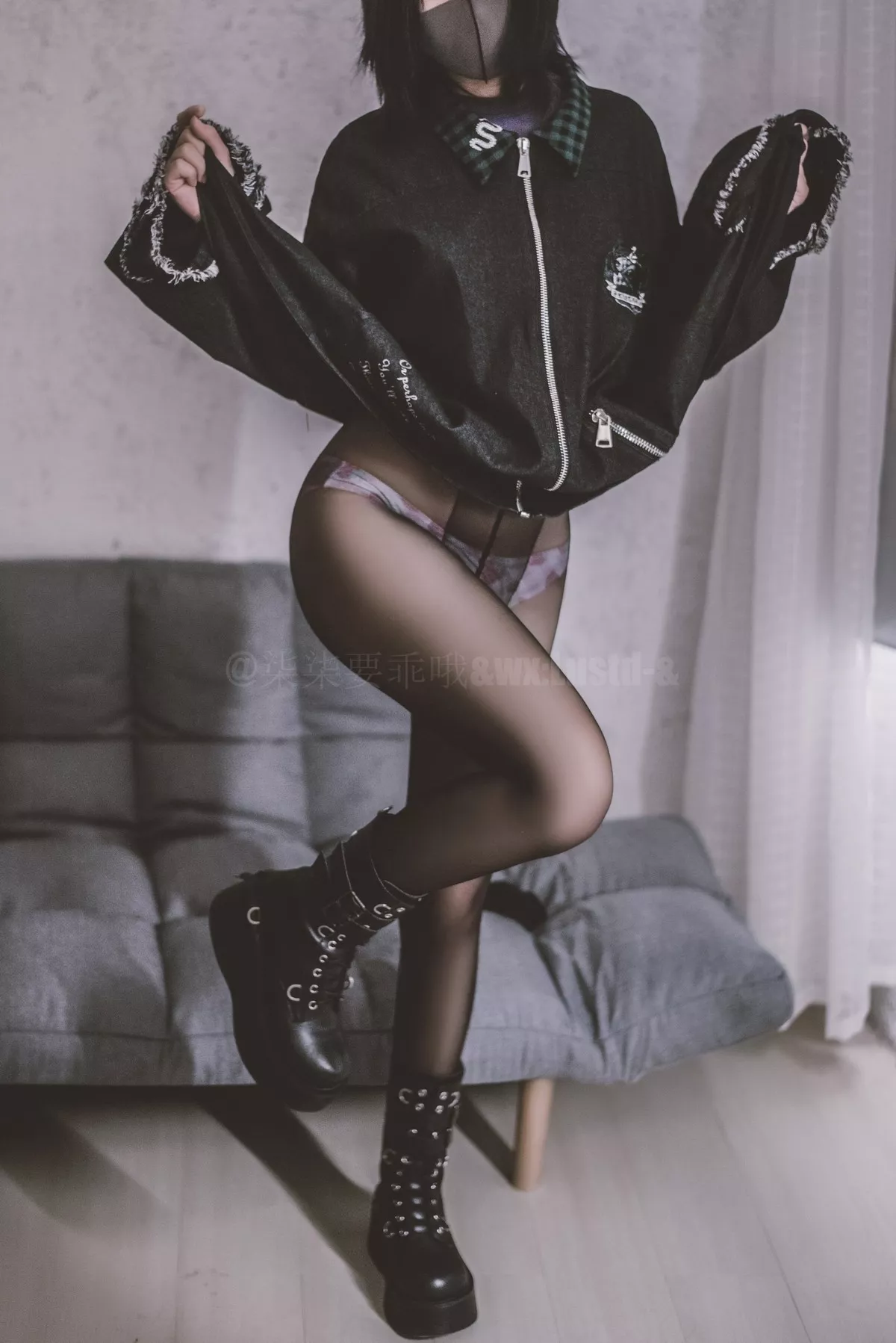 动漫博主柒柒要乖哦私服主题私房性感丝袜系列全果上身露豪乳遮点诱惑写真59P