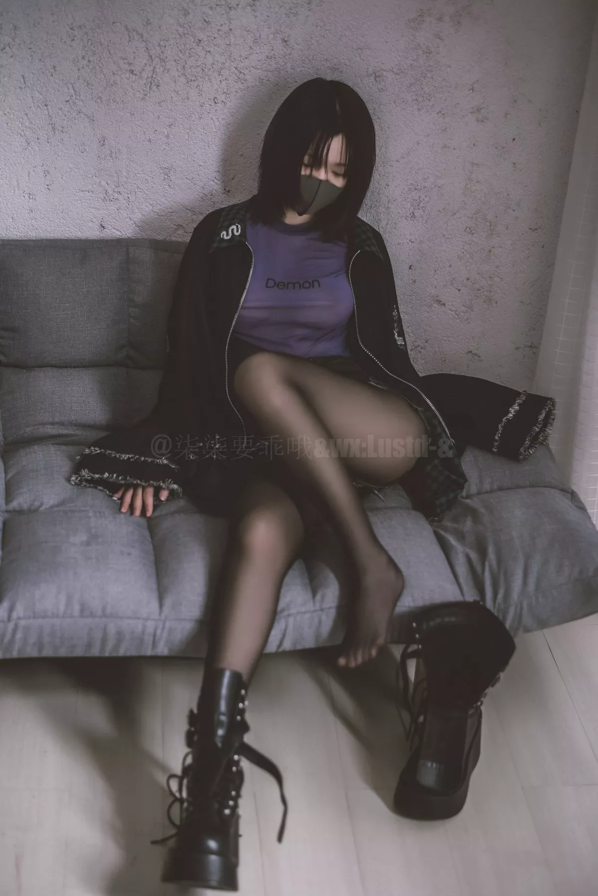动漫博主柒柒要乖哦私服主题私房性感丝袜系列全果上身露豪乳遮点诱惑写真59P