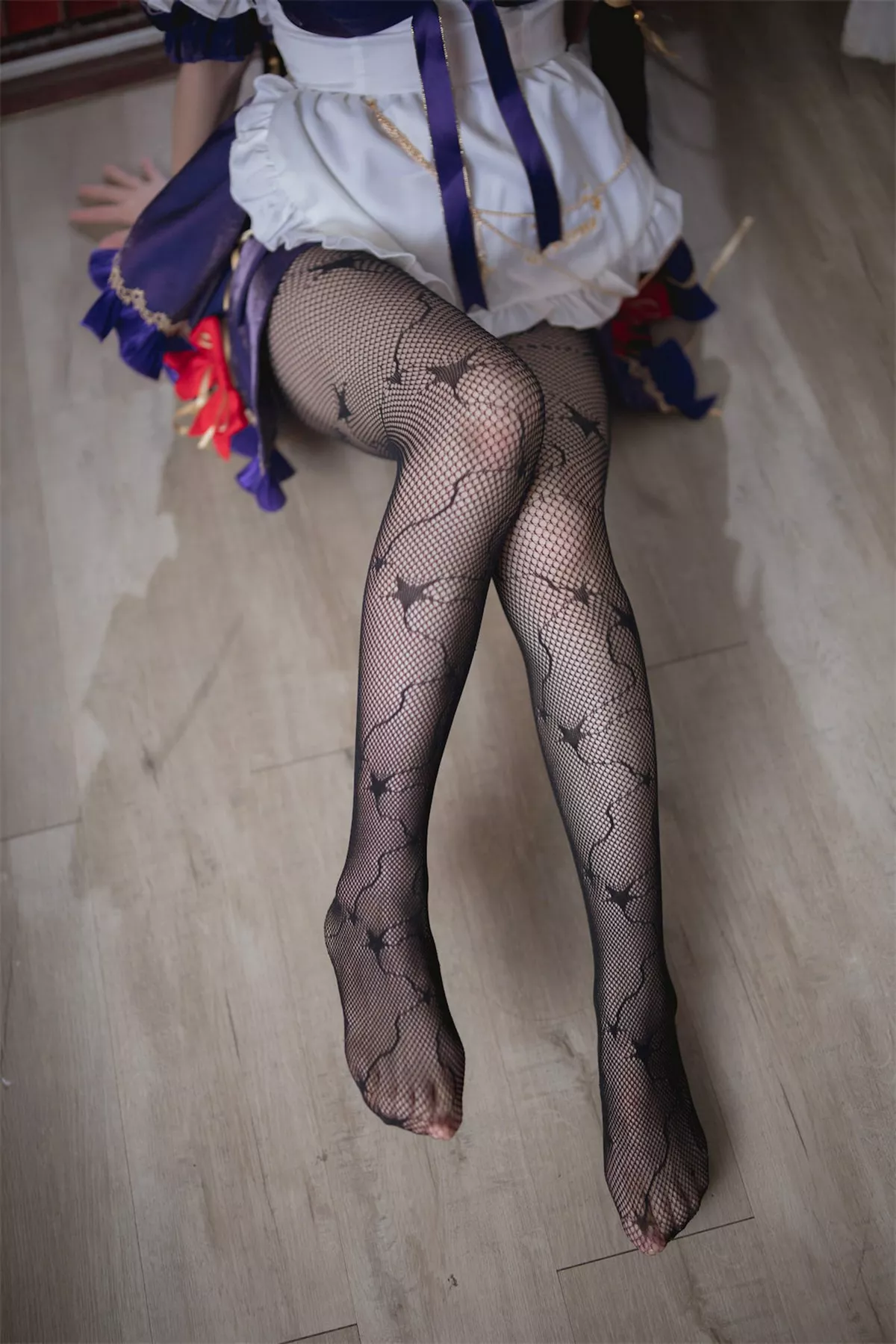网络美女是三不是世w原神莫娜女仆主题性感低胸女仆装配黑丝网袜诱惑写真55P