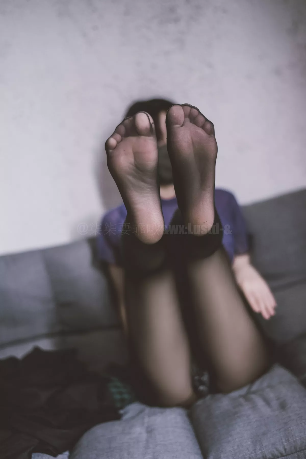 动漫博主柒柒要乖哦私服主题私房性感丝袜系列全果上身露豪乳遮点诱惑写真59P