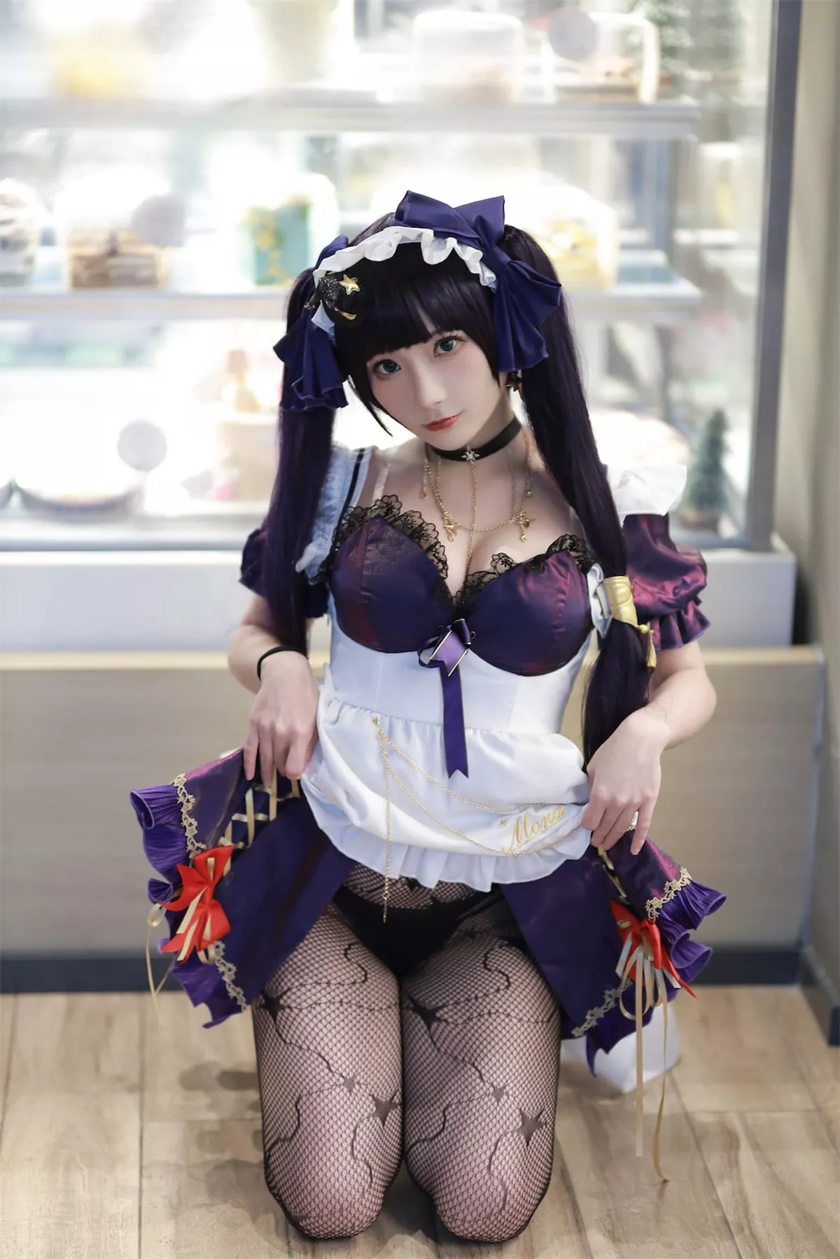 网络美女是三不是世w原神莫娜女仆主题性感低胸女仆装配黑丝网袜诱惑写真55P
