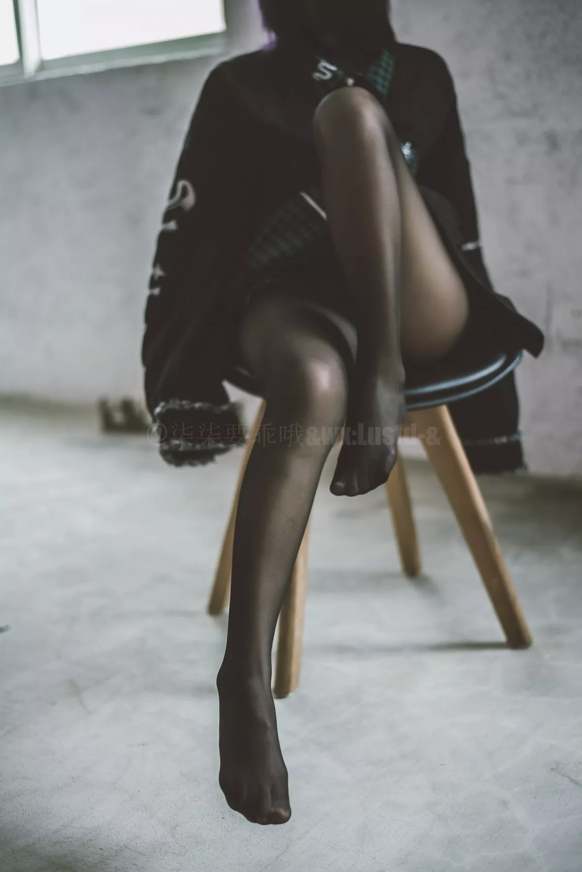 动漫博主柒柒要乖哦私服主题私房性感丝袜系列全果上身露豪乳遮点诱惑写真59P