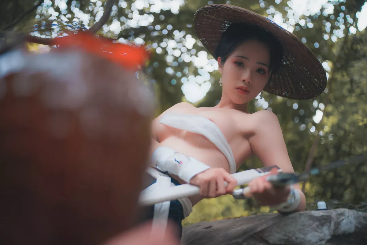 网络美女钛合金TiTi侠客主题户外丛林脱古装服饰薄纱裹身秀豪乳惹火诱惑写真50P