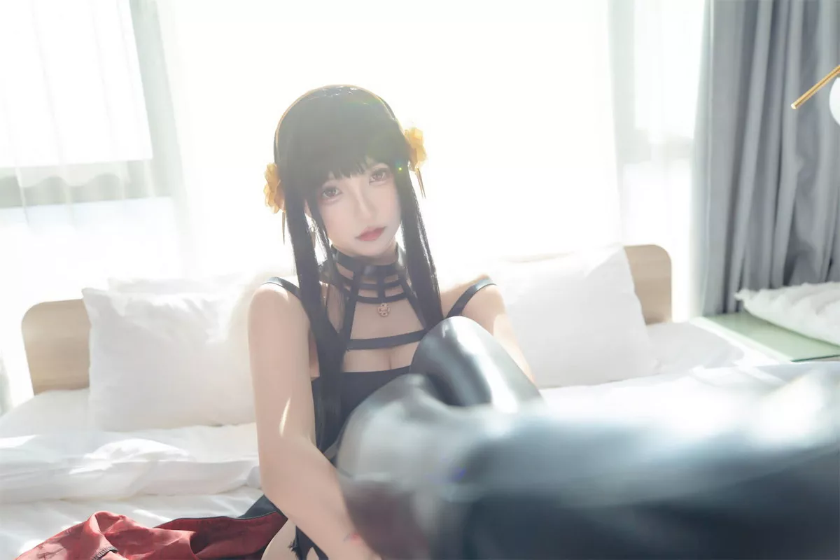 萝莉美女神楽板真冬约尔太太主题性感黑色吊裙配皮质腿袜秀翘臀美腿诱惑写真75P