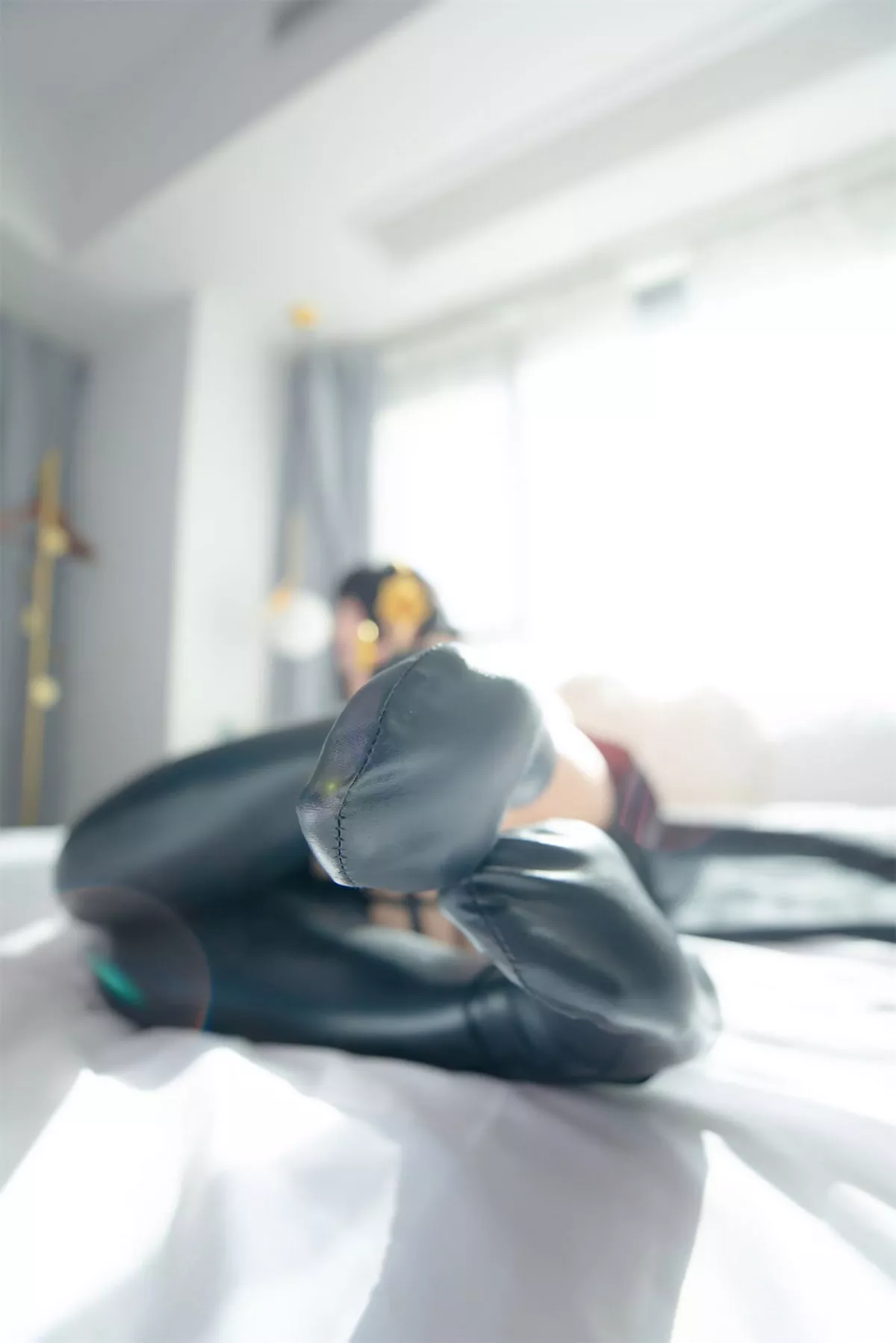 萝莉美女神楽板真冬约尔太太主题性感黑色吊裙配皮质腿袜秀翘臀美腿诱惑写真75P