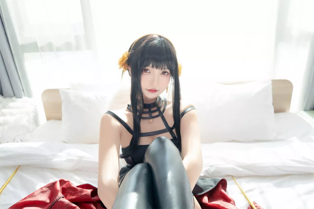 萝莉美女神楽板真冬约尔太太主题性感黑色吊裙配皮质腿袜秀翘臀美腿诱惑写真75P