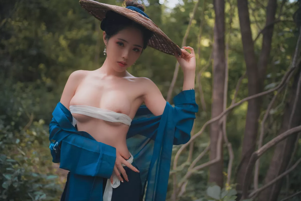 网络美女钛合金TiTi侠客主题户外丛林脱古装服饰薄纱裹身秀豪乳惹火诱惑写真50P