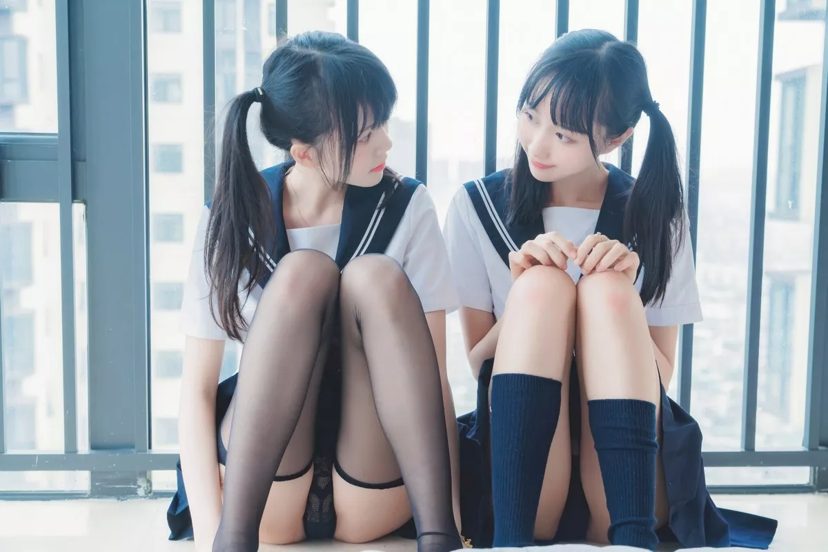 萌系小姐姐木绵绵OwO＆桜桃喵她主题性感姐妹花JK制服系列秀美腿诱惑写真37P