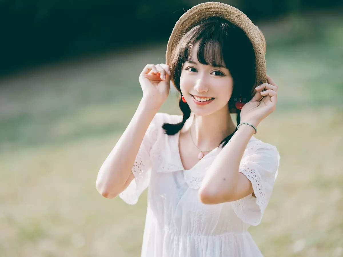 萌系小姐姐木绵绵OwO夏日彩虹主题户外夏日性感白色连衣裙配运动鞋靓丽写真29P