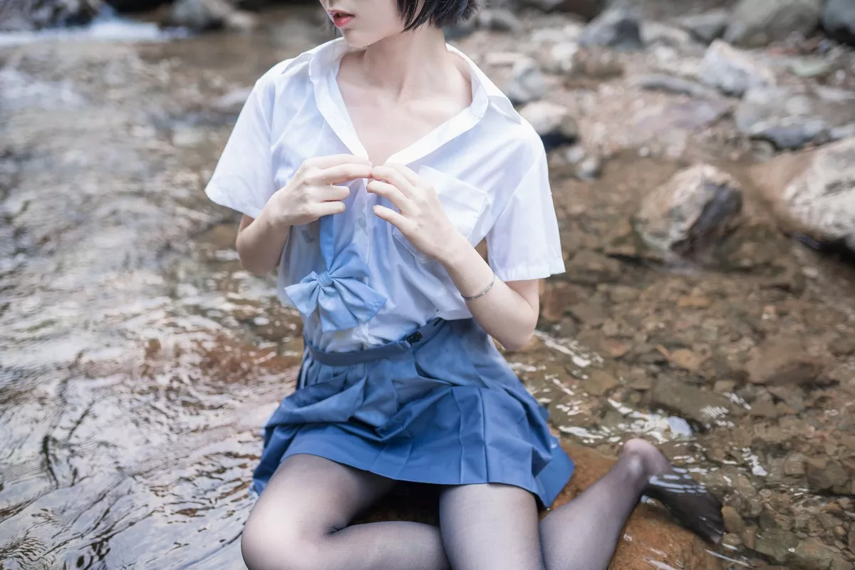 萌系小姐姐木绵绵OwO水色溪边制服主题户外脱JK制服露死库水迷人诱惑写真51P