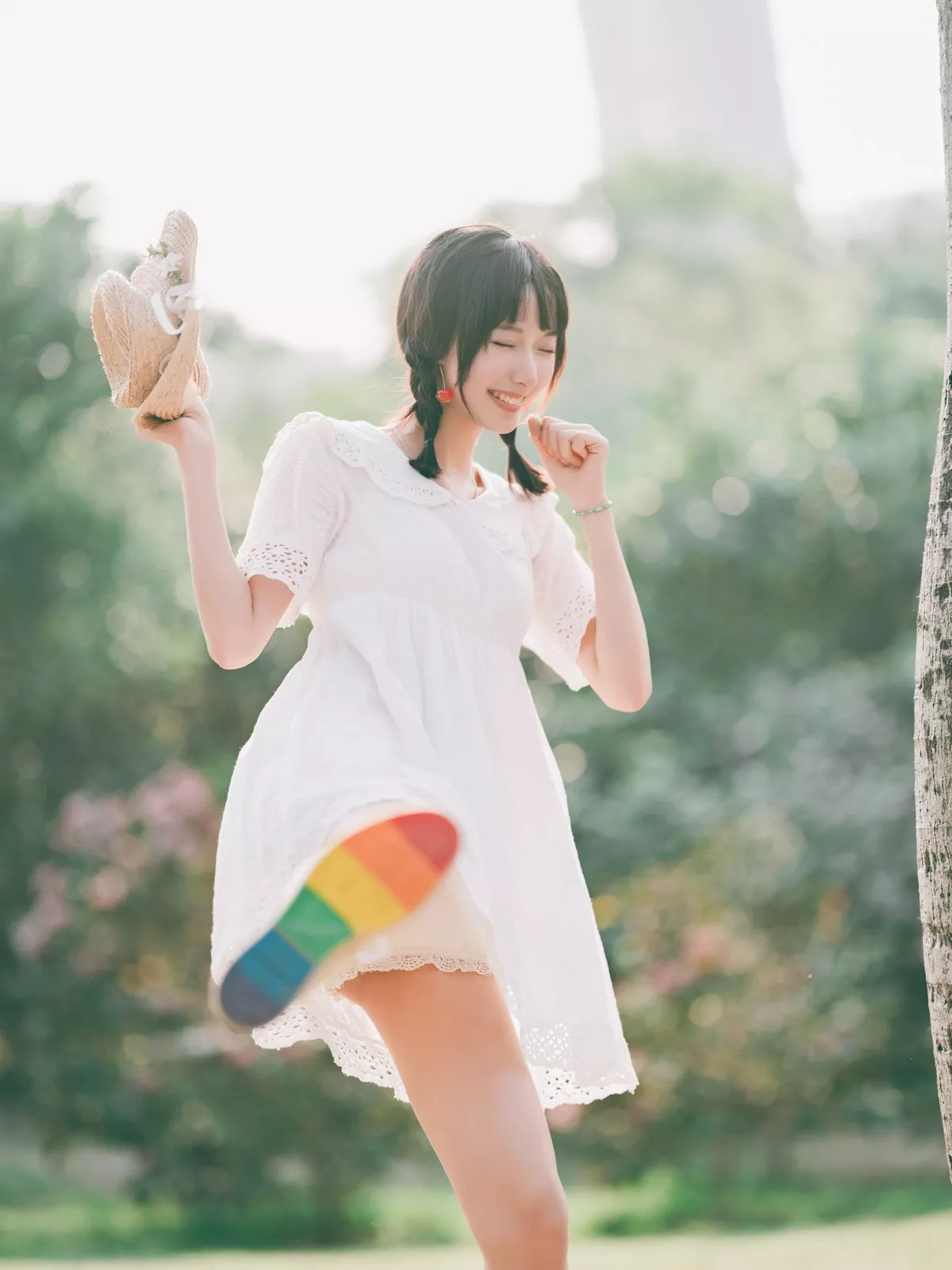 萌系小姐姐木绵绵OwO夏日彩虹主题户外夏日性感白色连衣裙配运动鞋靓丽写真29P