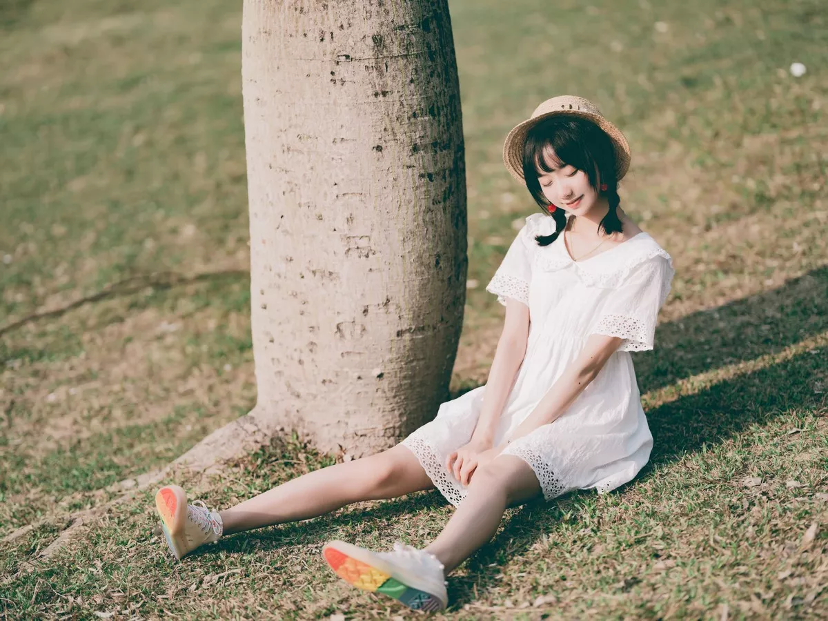 萌系小姐姐木绵绵OwO夏日彩虹主题户外夏日性感白色连衣裙配运动鞋靓丽写真29P
