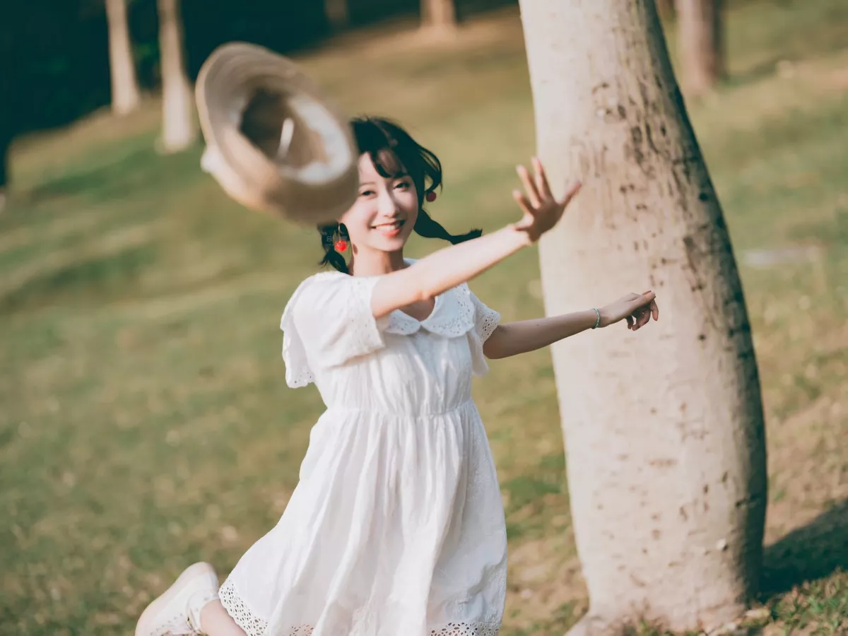 萌系小姐姐木绵绵OwO夏日彩虹主题户外夏日性感白色连衣裙配运动鞋靓丽写真29P