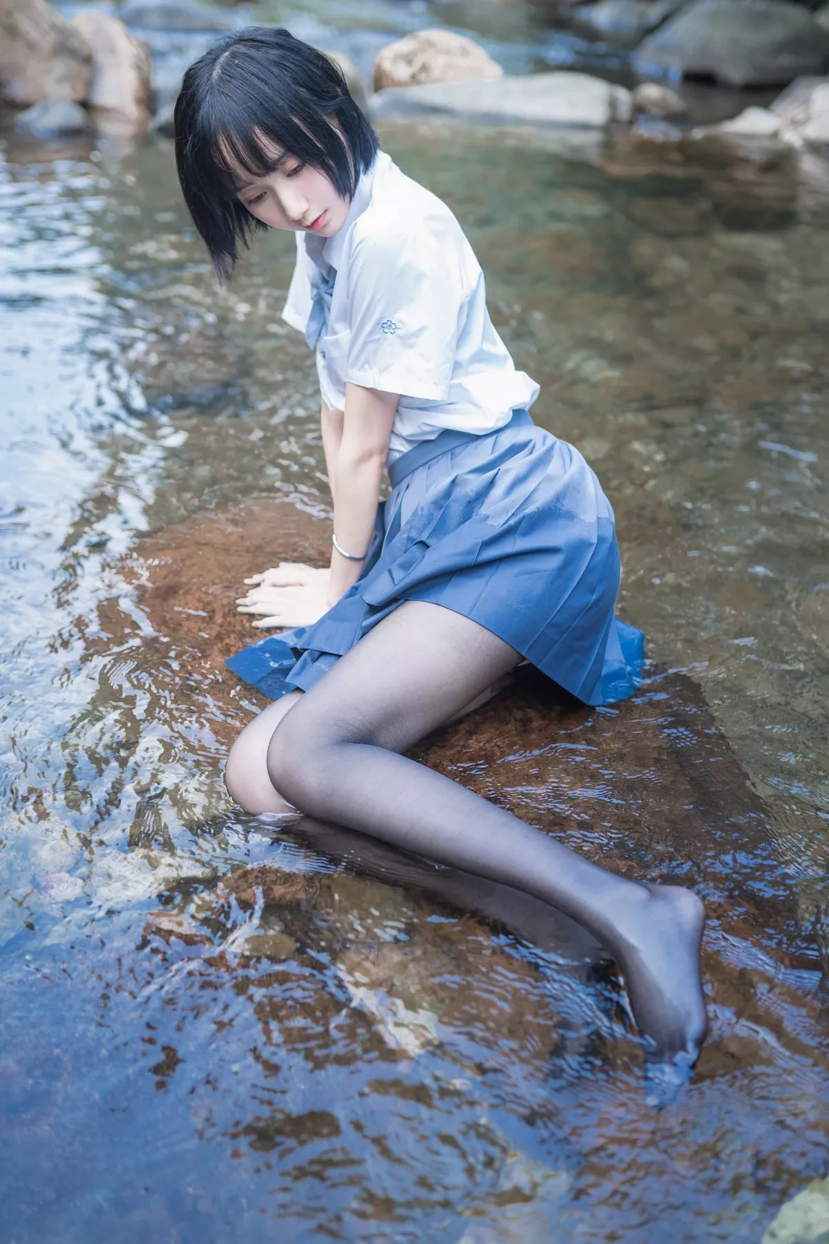 萌系小姐姐木绵绵OwO水色溪边制服主题户外脱JK制服露死库水迷人诱惑写真51P