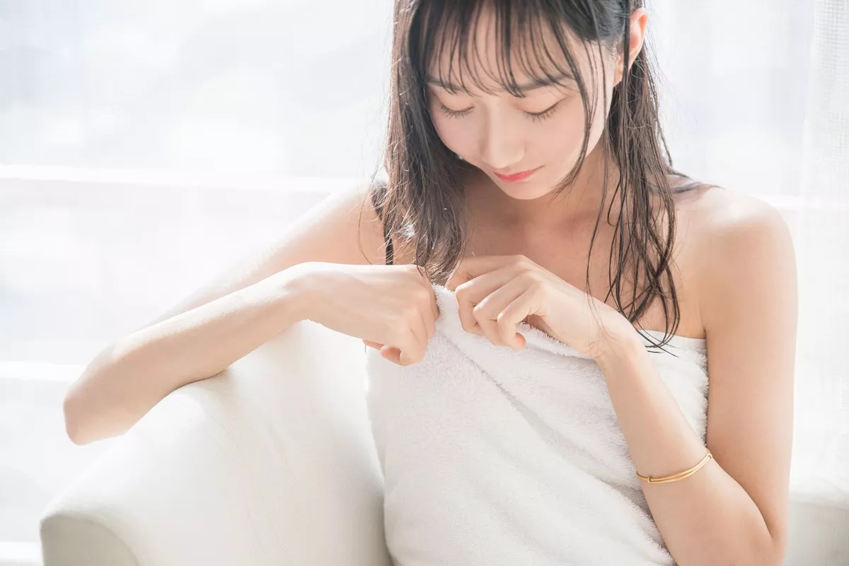 萌系小姐姐木绵绵OwO洗白白主题私房床上白色浴巾裹身秀白嫩肌肤迷人写真58P