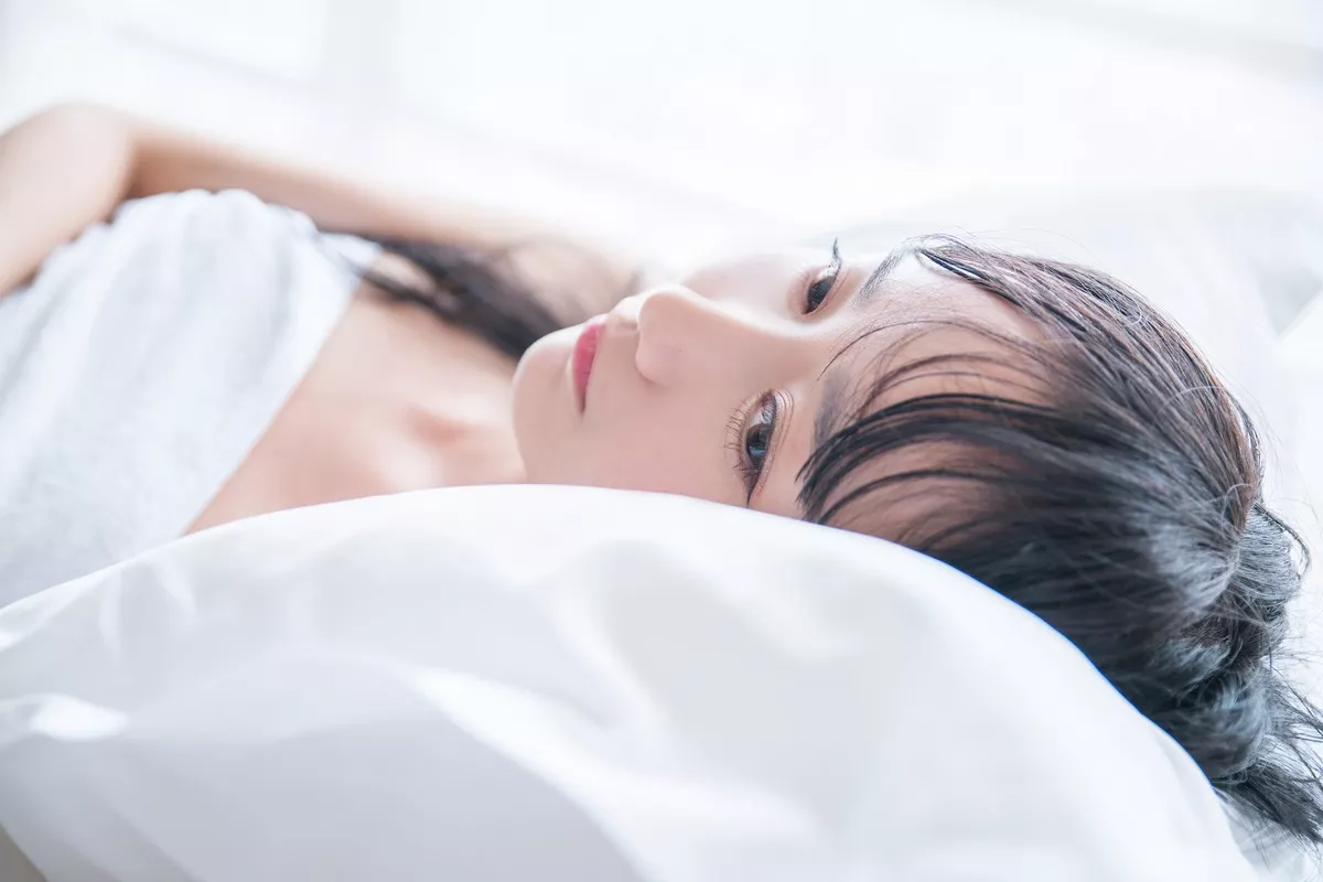 萌系小姐姐木绵绵OwO洗白白主题私房床上白色浴巾裹身秀白嫩肌肤迷人写真58P