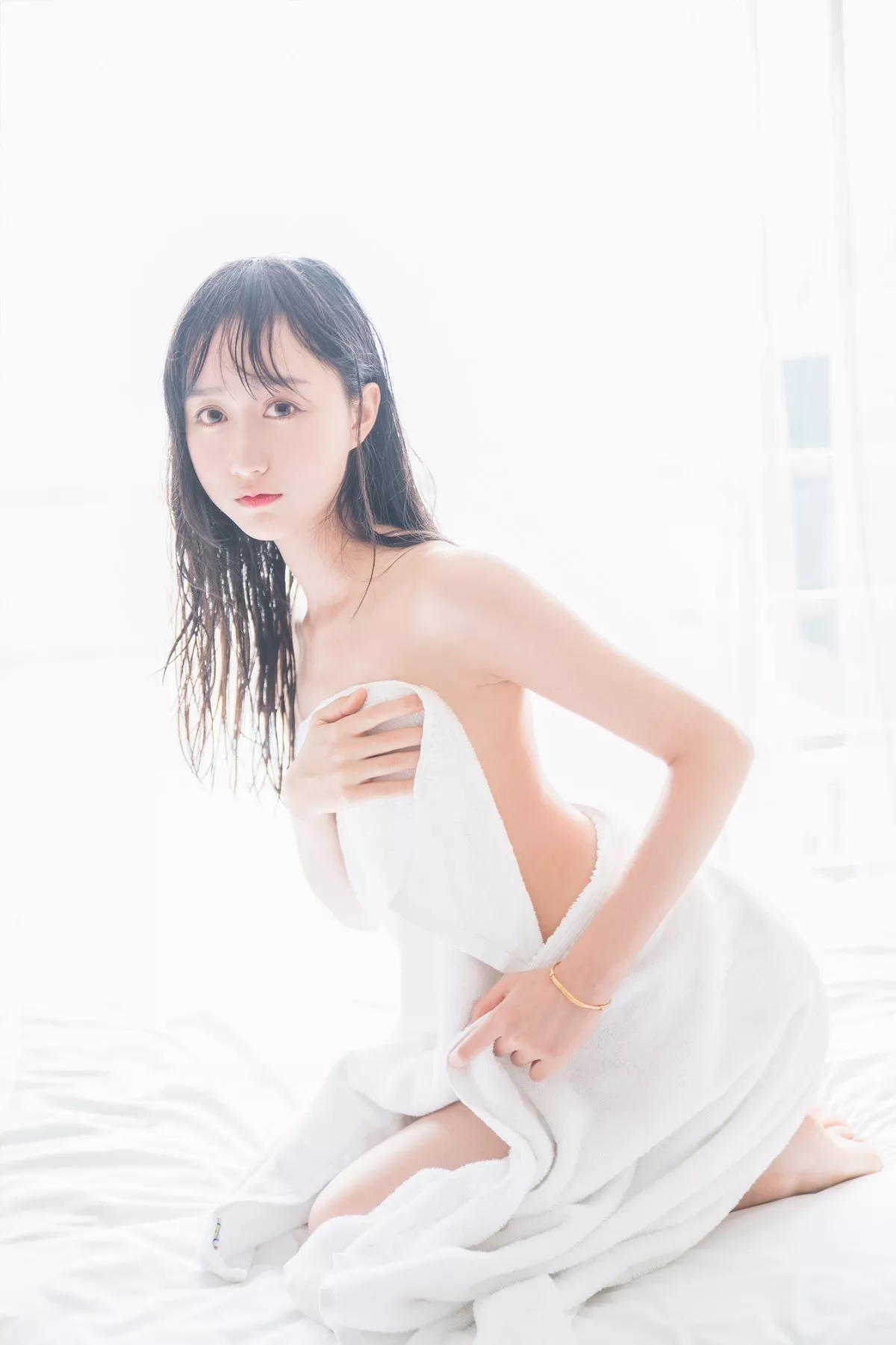萌系小姐姐木绵绵OwO洗白白主题私房床上白色浴巾裹身秀白嫩肌肤迷人写真58P
