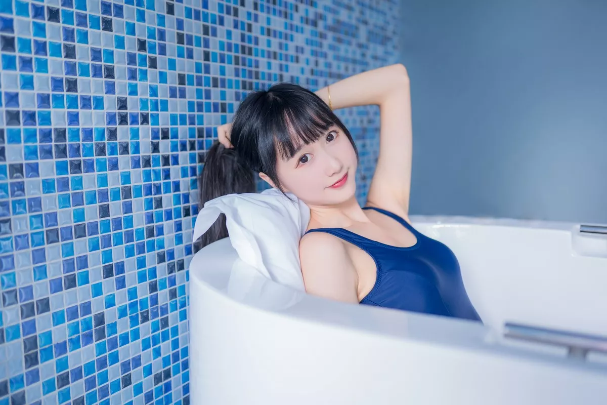 萌系小姐姐木绵绵OwO死库水主题私房浴室脱白色衬衫露性感死库水诱惑写真30P