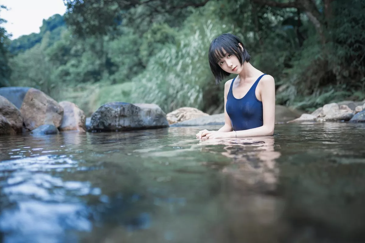 萌系小姐姐木绵绵OwO水色溪边制服主题户外脱JK制服露死库水迷人诱惑写真51P