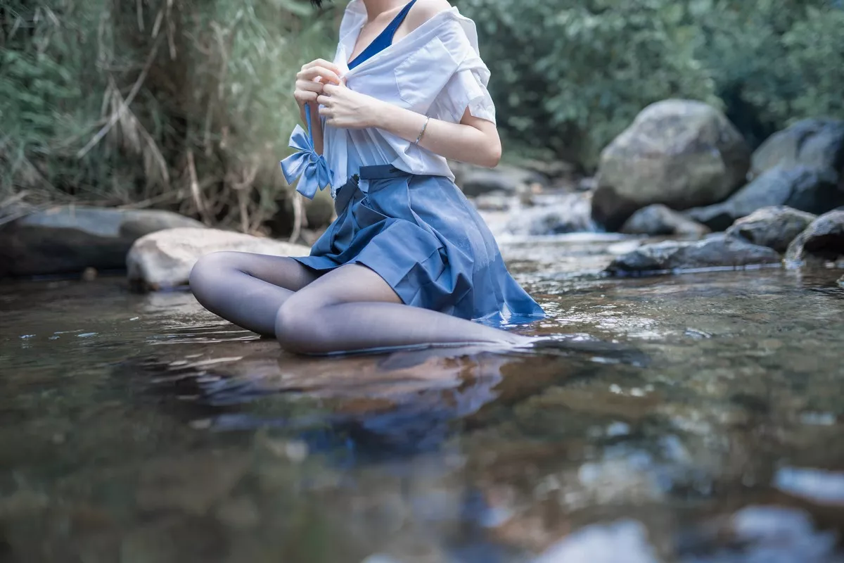 萌系小姐姐木绵绵OwO水色溪边制服主题户外脱JK制服露死库水迷人诱惑写真51P