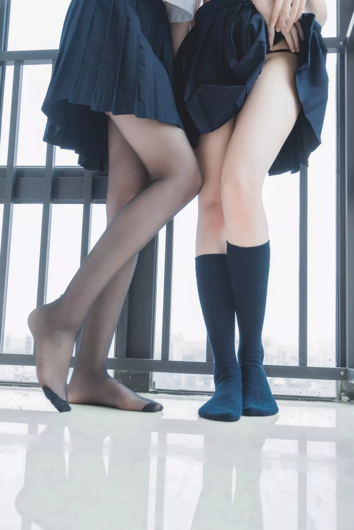 萌系小姐姐木绵绵OwO＆桜桃喵她主题性感姐妹花JK制服系列秀美腿诱惑写真37P