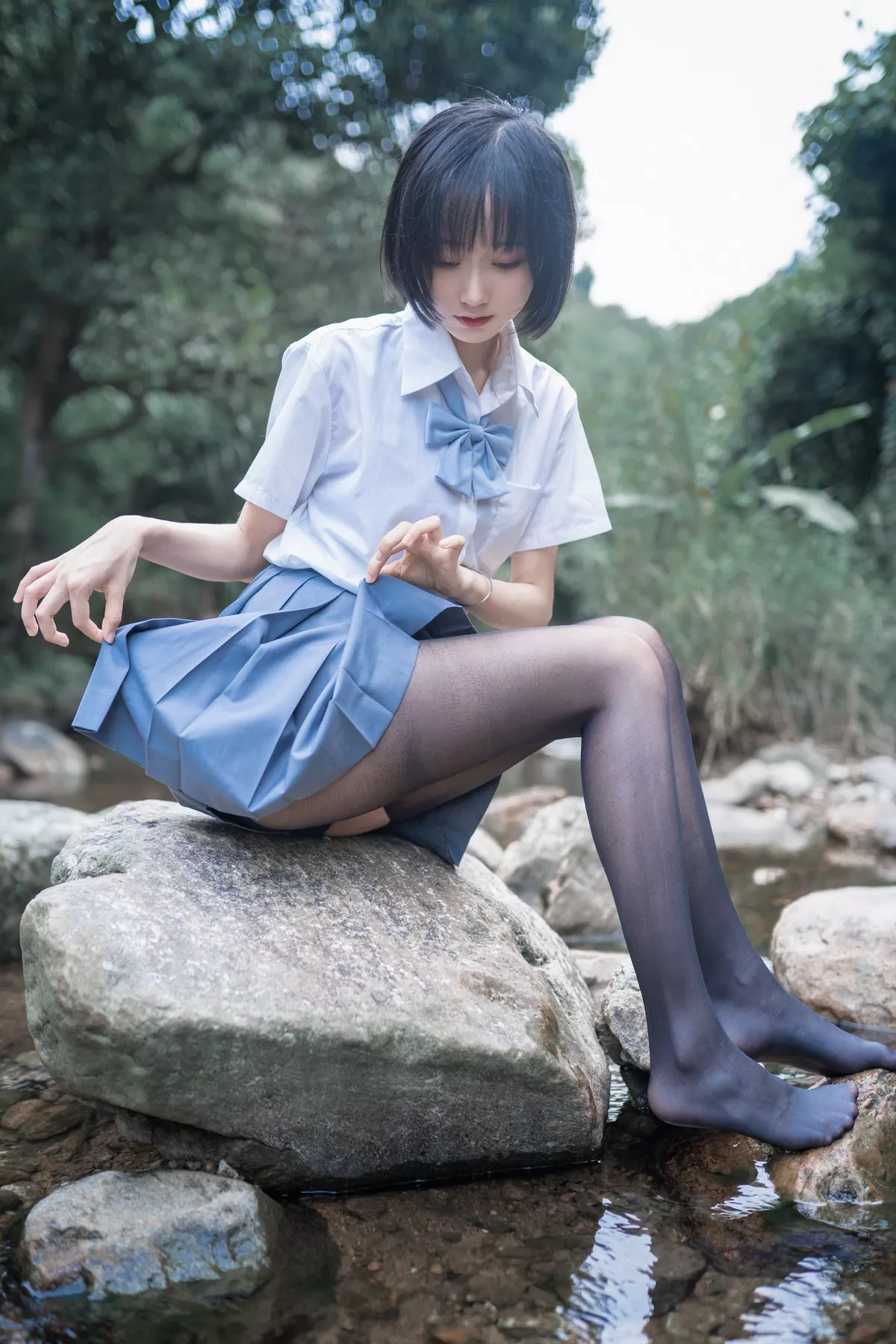 萌系小姐姐木绵绵OwO水色溪边制服主题户外脱JK制服露死库水迷人诱惑写真51P