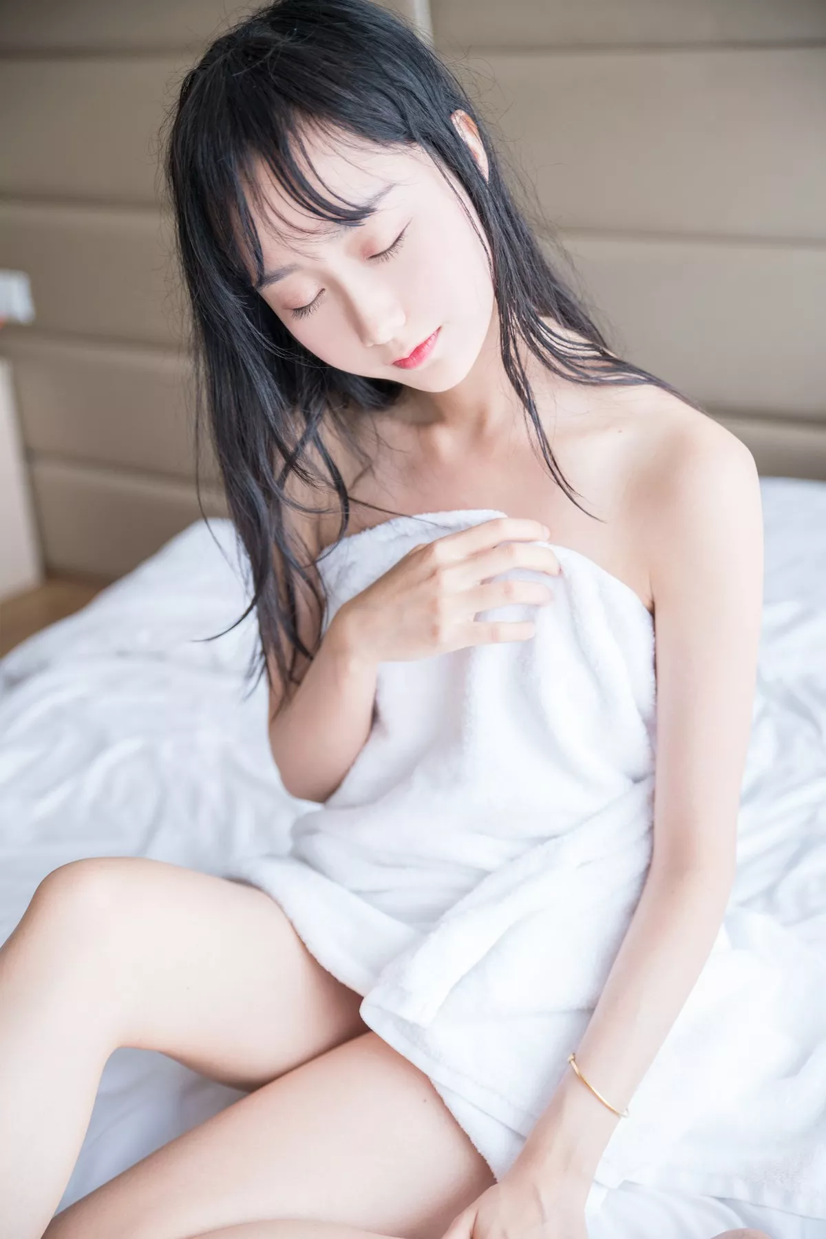 萌系小姐姐木绵绵OwO洗白白主题私房床上白色浴巾裹身秀白嫩肌肤迷人写真58P