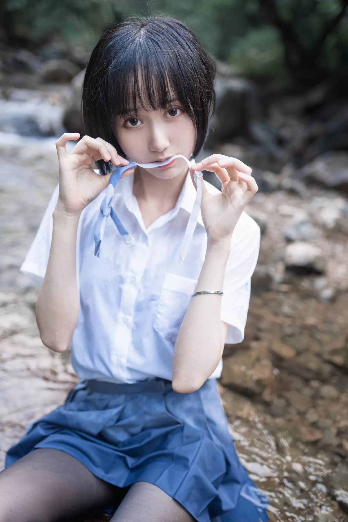 萌系小姐姐木绵绵OwO水色溪边制服主题户外脱JK制服露死库水迷人诱惑写真51P