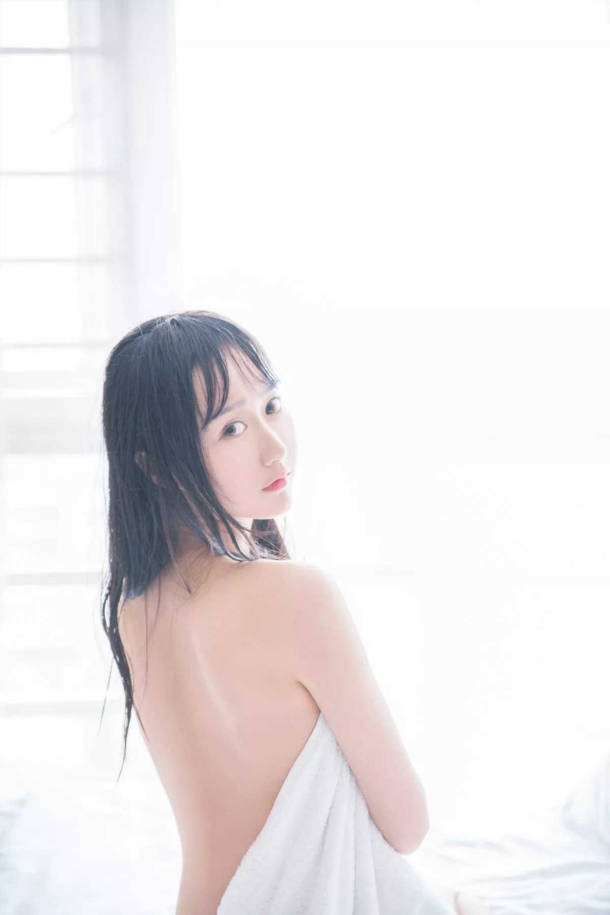 萌系小姐姐木绵绵OwO洗白白主题私房床上白色浴巾裹身秀白嫩肌肤迷人写真58P
