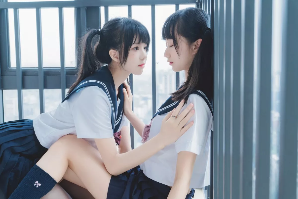 萌系小姐姐木绵绵OwO＆桜桃喵她主题性感姐妹花JK制服系列秀美腿诱惑写真37P