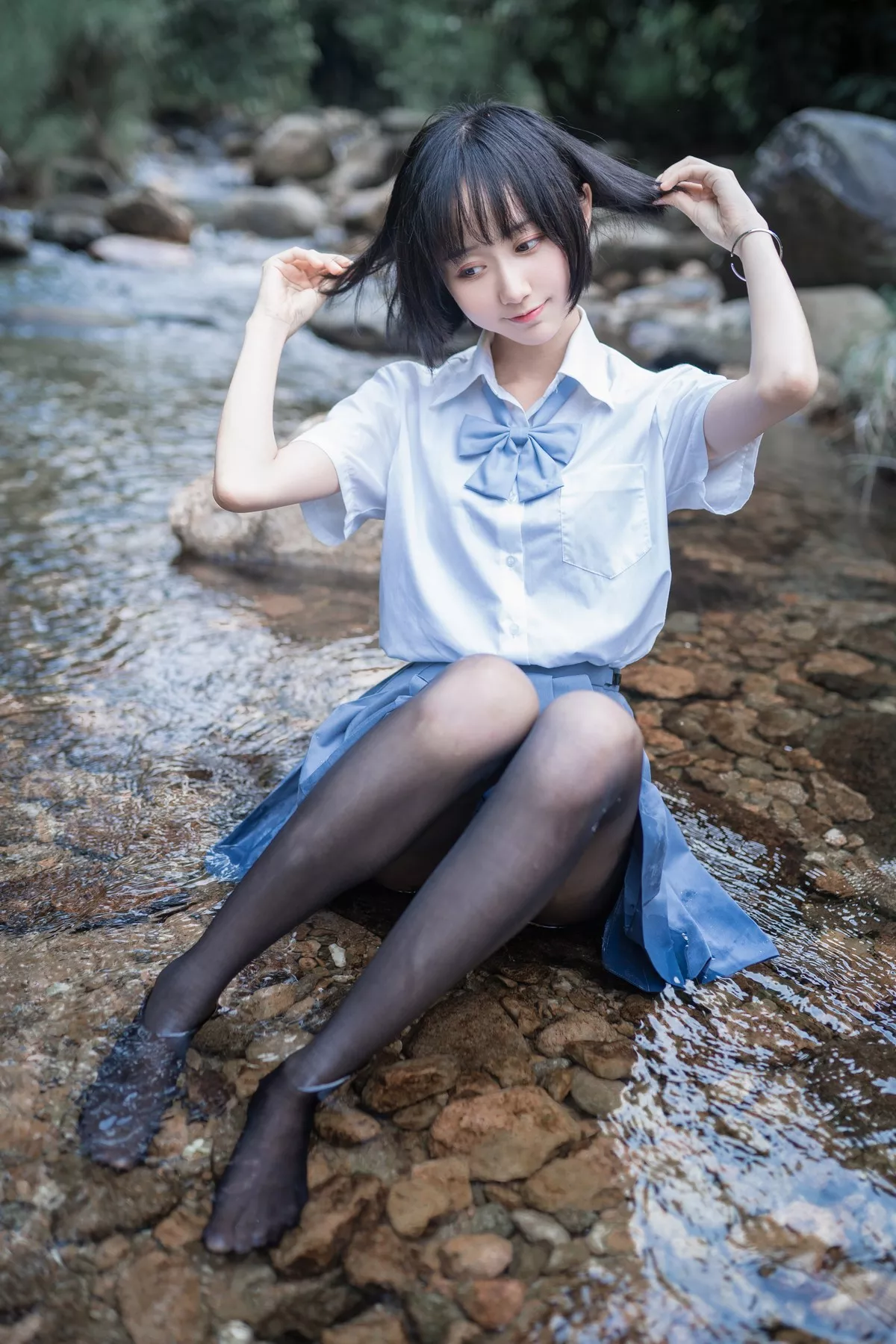 萌系小姐姐木绵绵OwO水色溪边制服主题户外脱JK制服露死库水迷人诱惑写真51P