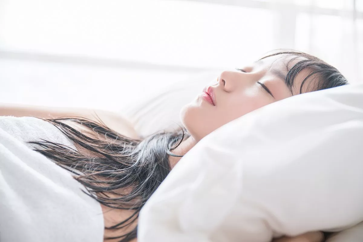 萌系小姐姐木绵绵OwO洗白白主题私房床上白色浴巾裹身秀白嫩肌肤迷人写真58P