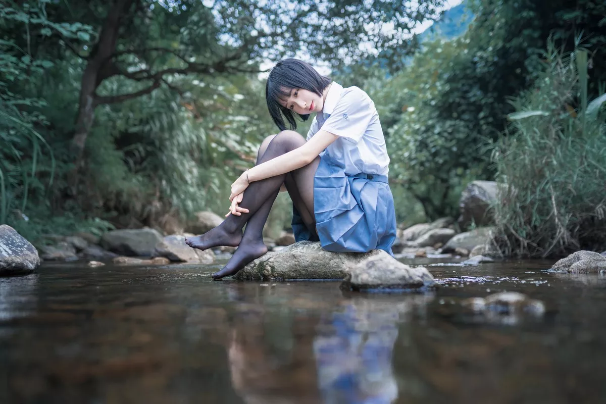 萌系小姐姐木绵绵OwO水色溪边制服主题户外脱JK制服露死库水迷人诱惑写真51P