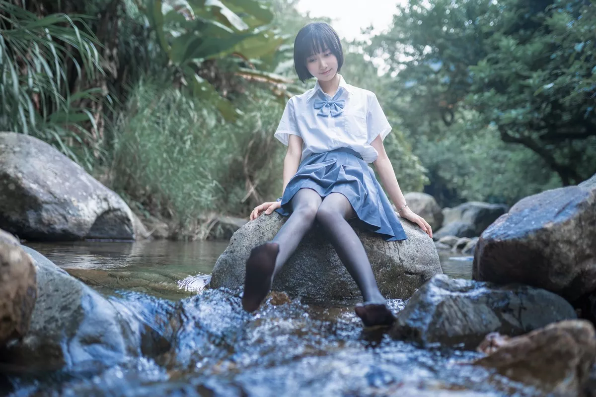 萌系小姐姐木绵绵OwO水色溪边制服主题户外脱JK制服露死库水迷人诱惑写真51P
