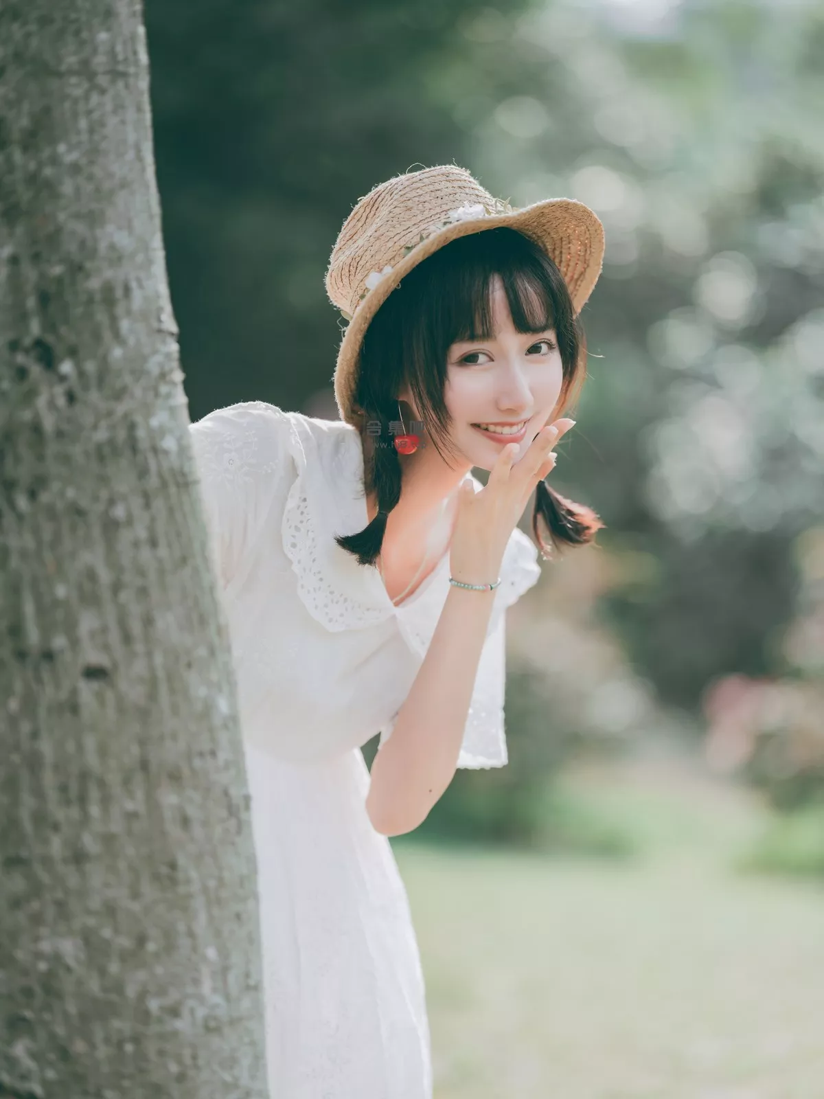 萌系小姐姐木绵绵OwO夏日彩虹主题户外夏日性感白色连衣裙配运动鞋靓丽写真29P