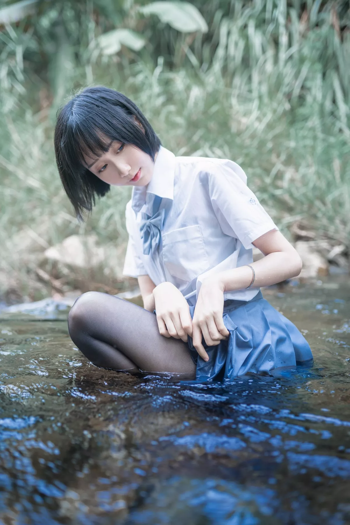 萌系小姐姐木绵绵OwO水色溪边制服主题户外脱JK制服露死库水迷人诱惑写真51P