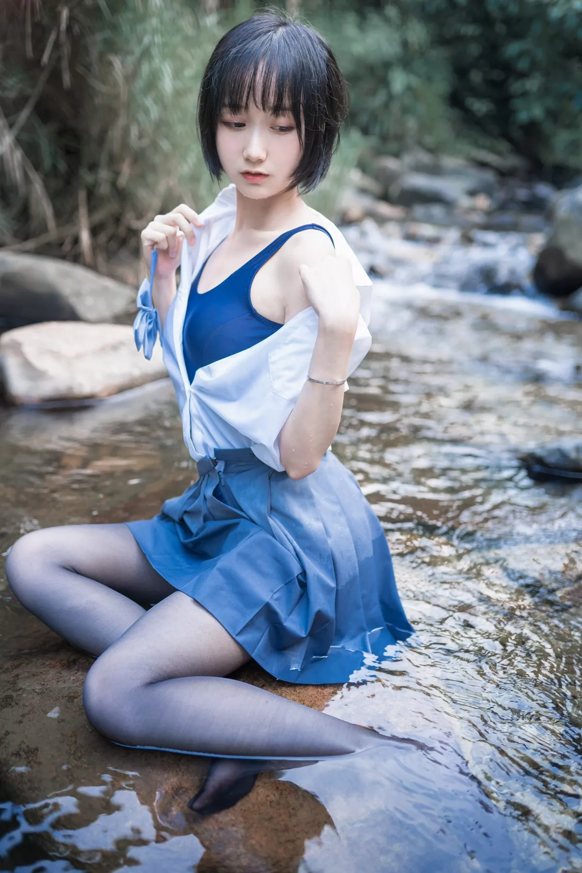 萌系小姐姐木绵绵OwO水色溪边制服主题户外脱JK制服露死库水迷人诱惑写真51P