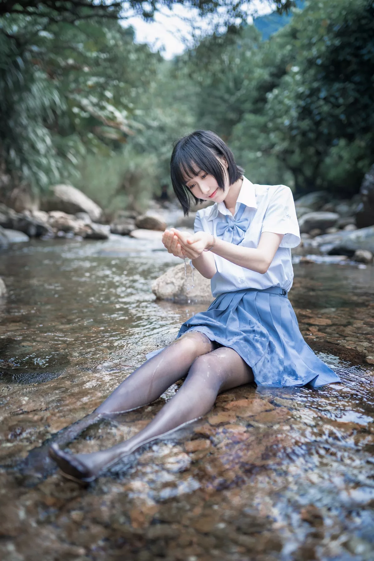 萌系小姐姐木绵绵OwO水色溪边制服主题户外脱JK制服露死库水迷人诱惑写真51P