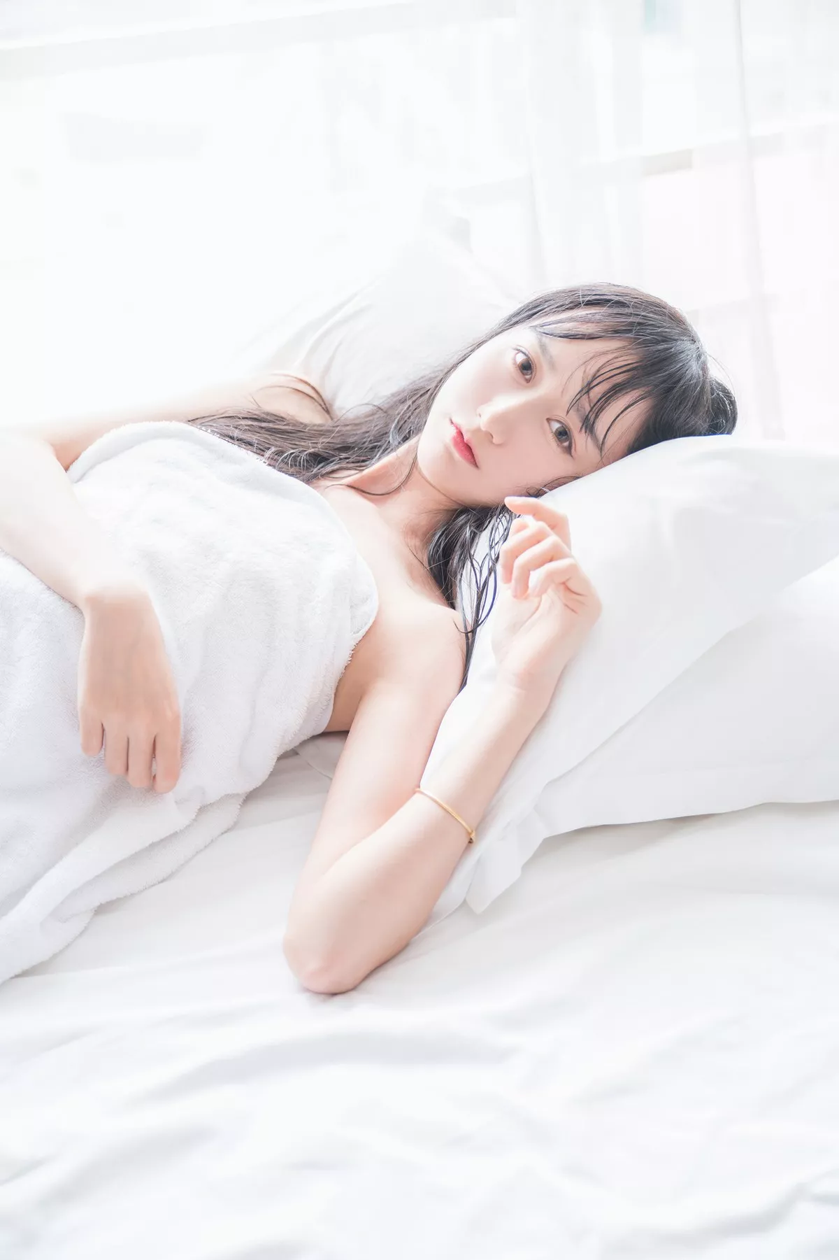 萌系小姐姐木绵绵OwO洗白白主题私房床上白色浴巾裹身秀白嫩肌肤迷人写真58P
