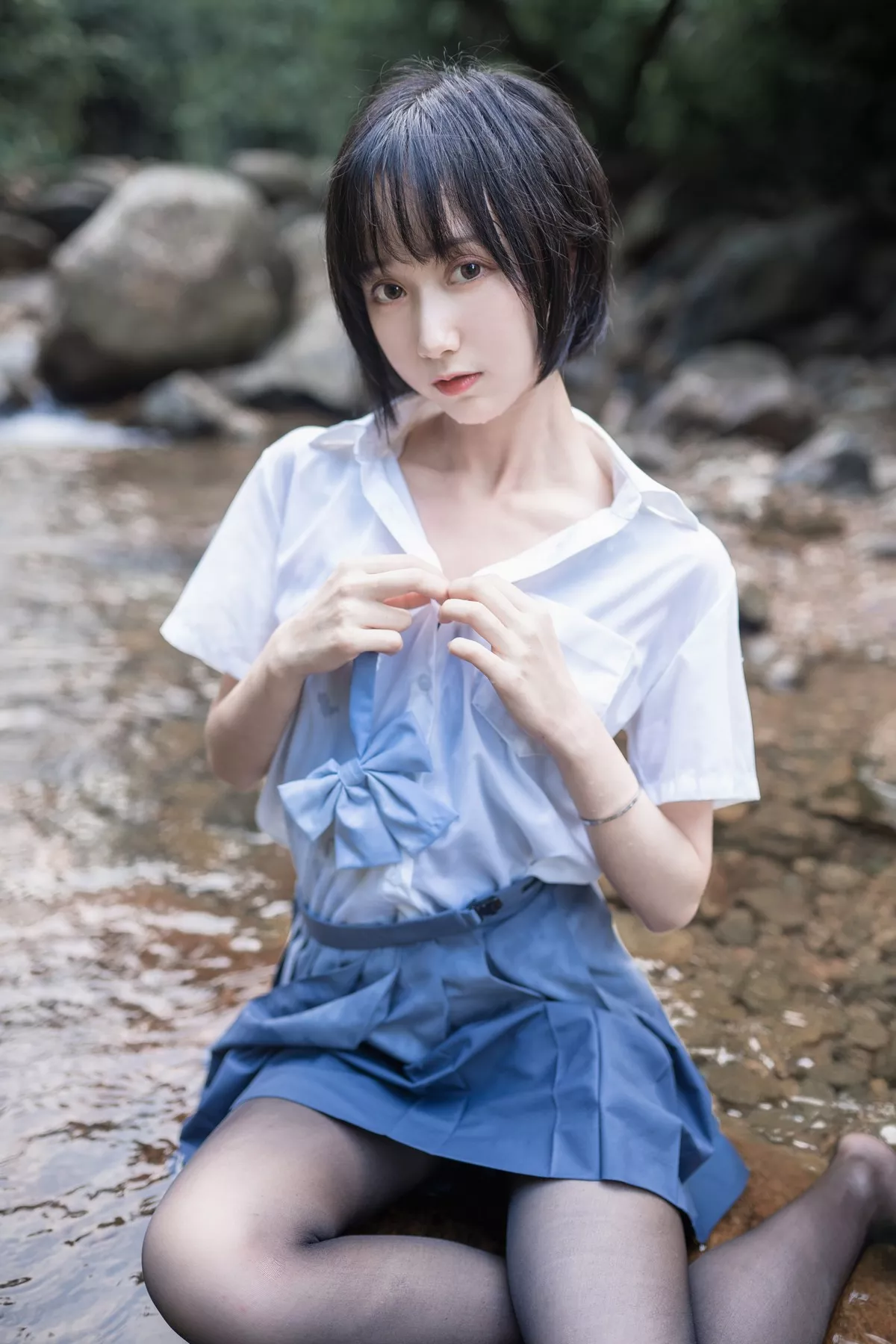 萌系小姐姐木绵绵OwO水色溪边制服主题户外脱JK制服露死库水迷人诱惑写真51P