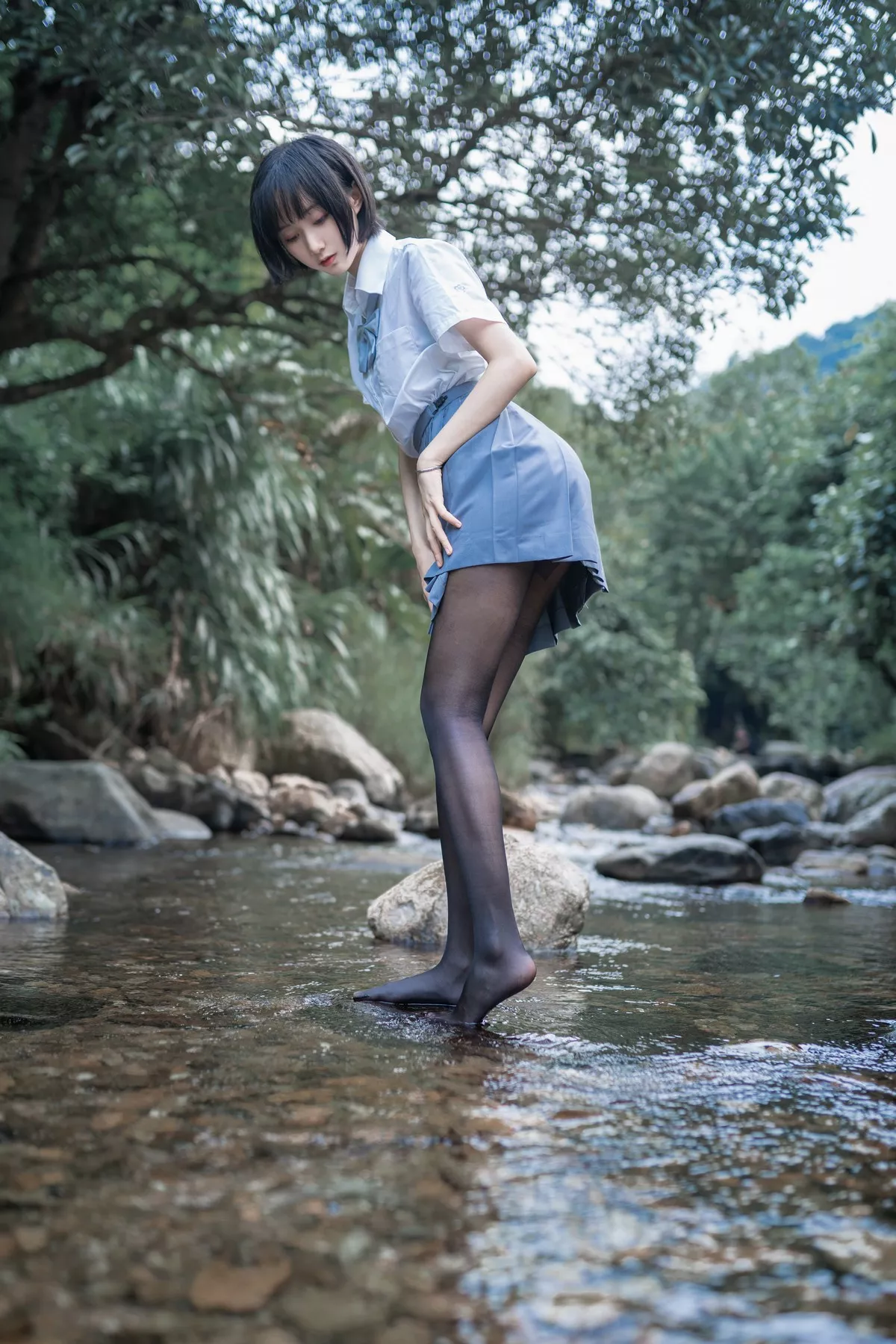 萌系小姐姐木绵绵OwO水色溪边制服主题户外脱JK制服露死库水迷人诱惑写真51P