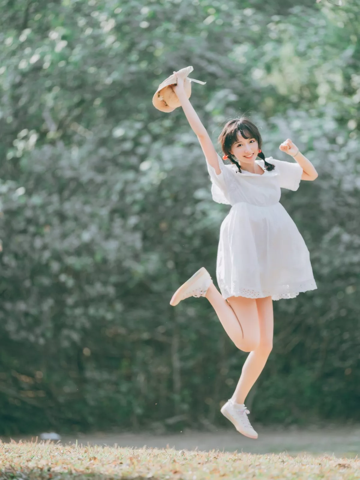 萌系小姐姐木绵绵OwO夏日彩虹主题户外夏日性感白色连衣裙配运动鞋靓丽写真29P