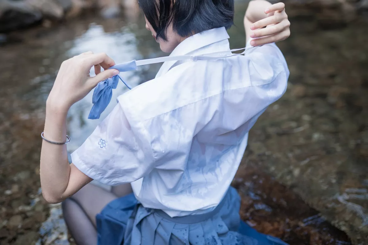 萌系小姐姐木绵绵OwO水色溪边制服主题户外脱JK制服露死库水迷人诱惑写真51P