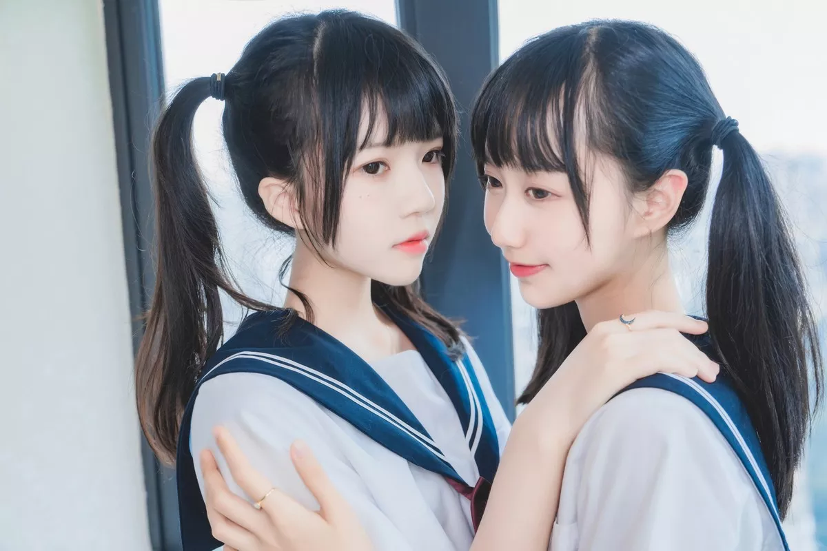 萌系小姐姐木绵绵OwO＆桜桃喵她主题性感姐妹花JK制服系列秀美腿诱惑写真37P