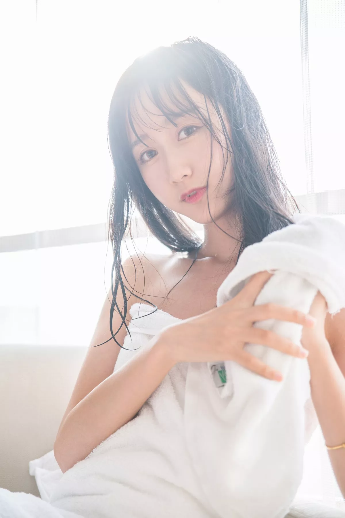 萌系小姐姐木绵绵OwO洗白白主题私房床上白色浴巾裹身秀白嫩肌肤迷人写真58P