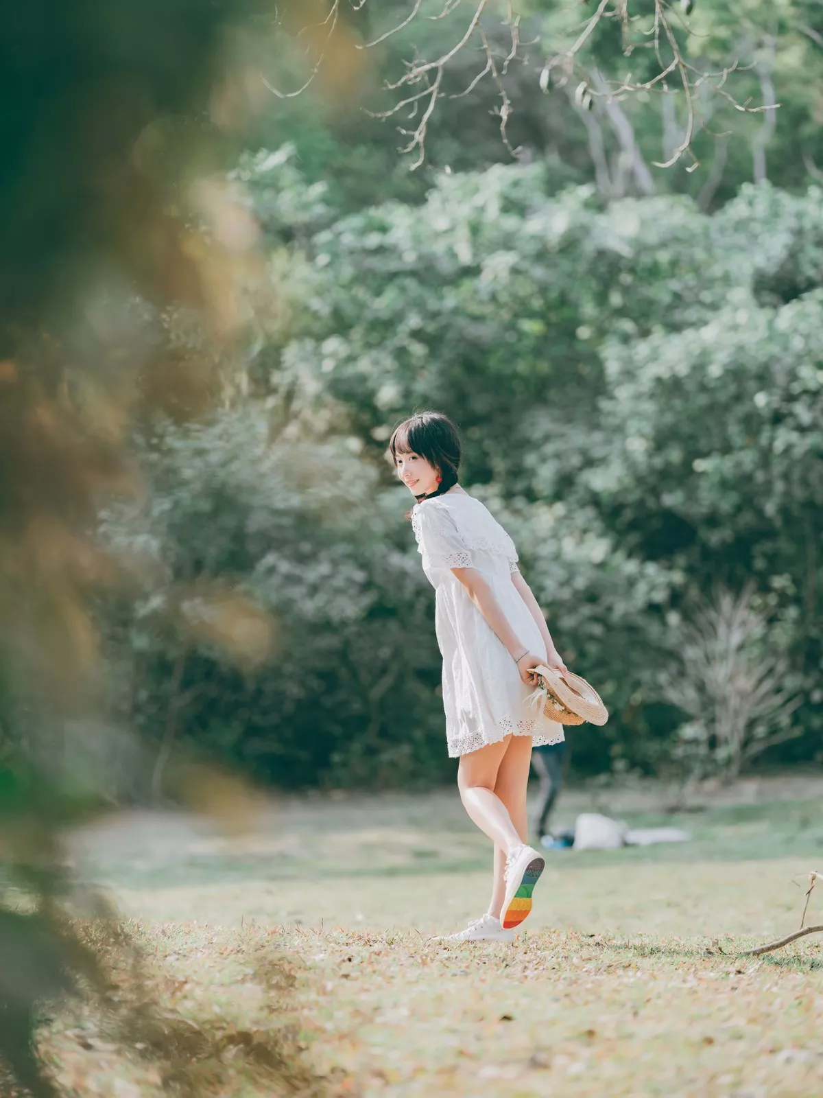 萌系小姐姐木绵绵OwO夏日彩虹主题户外夏日性感白色连衣裙配运动鞋靓丽写真29P