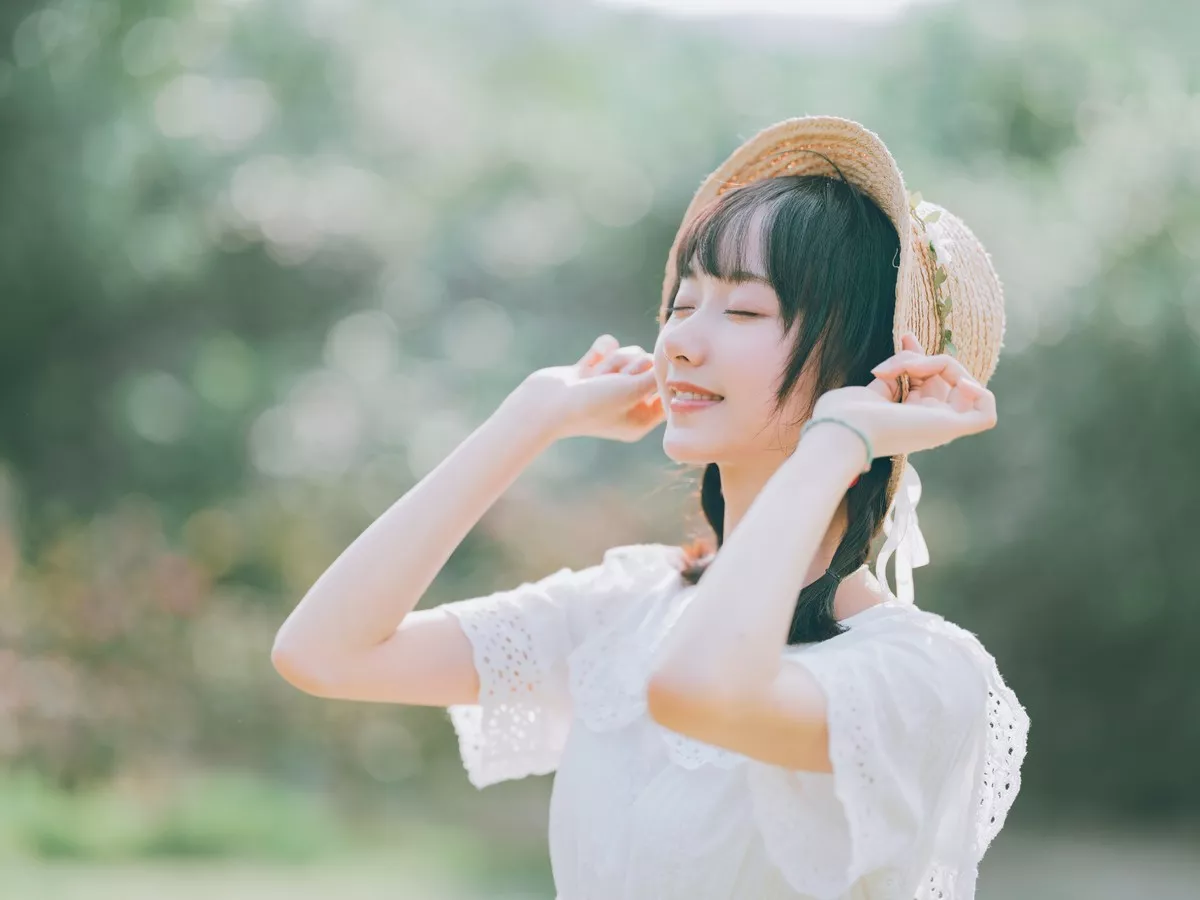 萌系小姐姐木绵绵OwO夏日彩虹主题户外夏日性感白色连衣裙配运动鞋靓丽写真29P