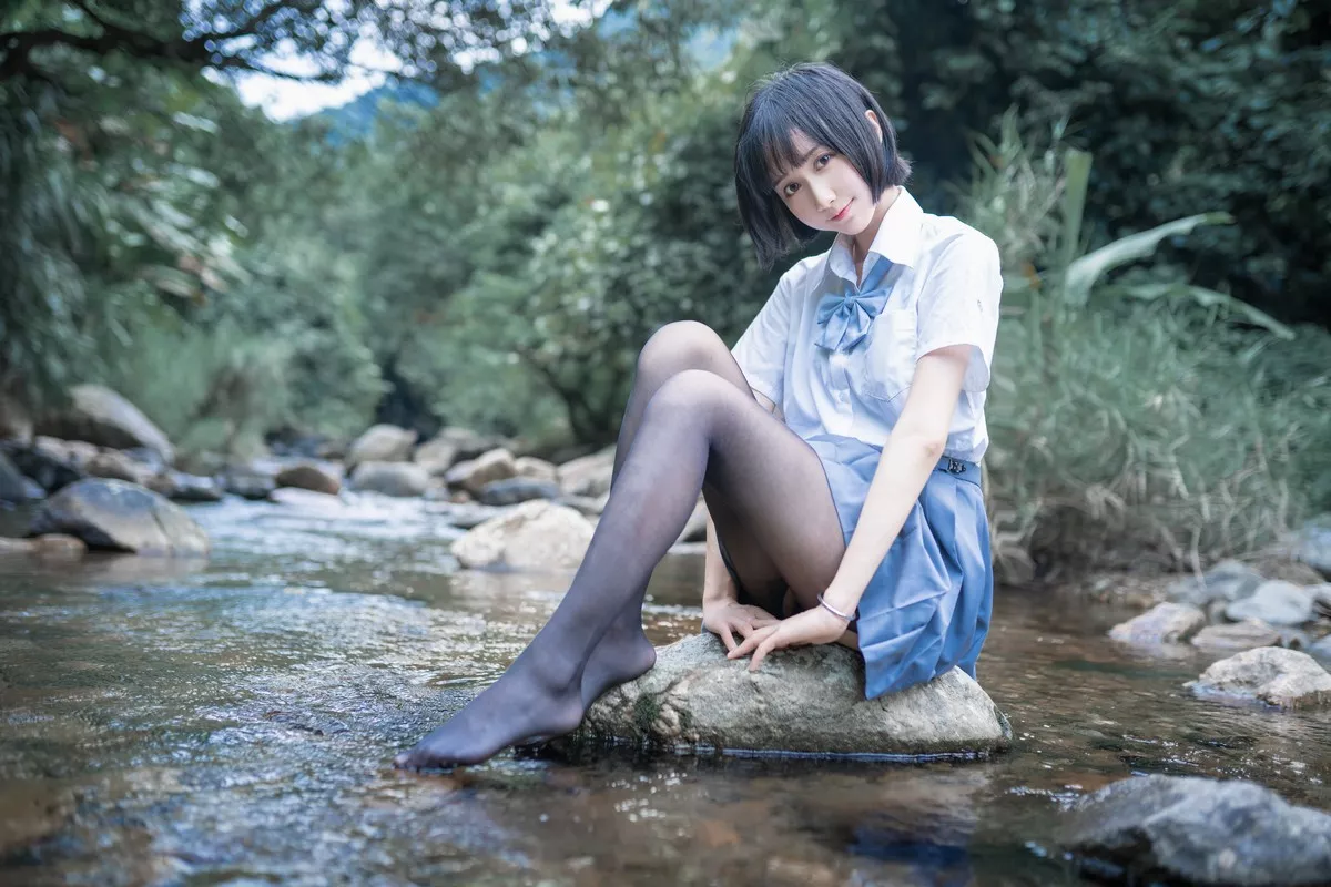 萌系小姐姐木绵绵OwO水色溪边制服主题户外脱JK制服露死库水迷人诱惑写真51P
