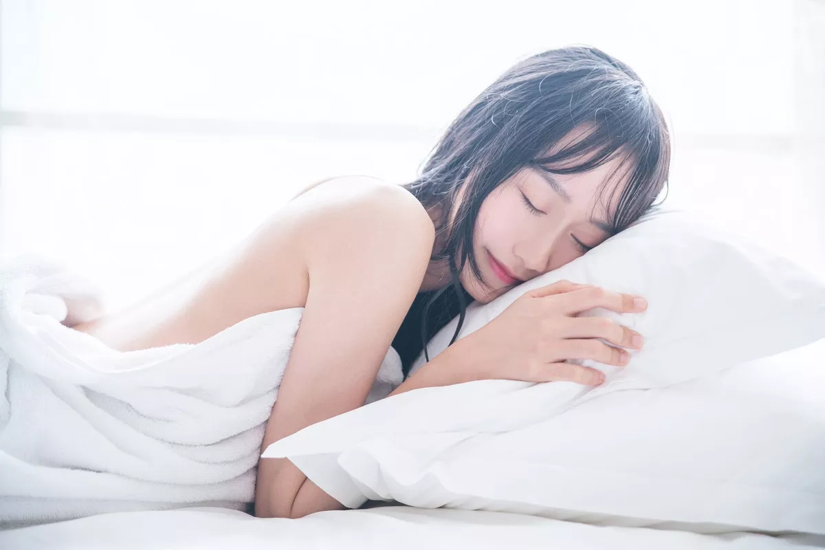 萌系小姐姐木绵绵OwO洗白白主题私房床上白色浴巾裹身秀白嫩肌肤迷人写真58P